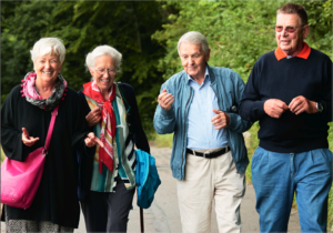 Groupe de seniors marchent ensemble main dans la main